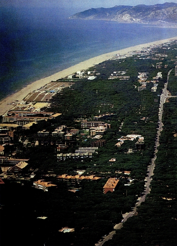 Imagen a&eacute;rea de Gav&agrave; Mar de inicis de los a&ntilde;os 90. En la parte inferior-izquierda, los apartamentos LES MARINES